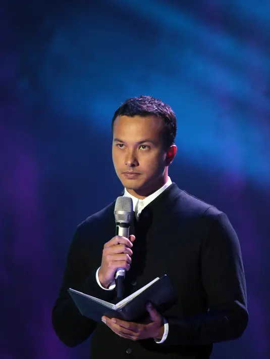 Pemeran Rangga dalam Film AADC, Nicolas Saputra membaca puisi dengan iringan Anto Hoed Orchestra. (Adrian Putra/Bintang.com)