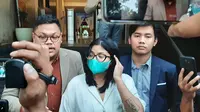Tersangka Dea OnlyFans menyampaikan permintaan maaf di Polda Metro Jaya, Senin (28/3/2022).(Liputan6.com/ Ady Anugrahadi)