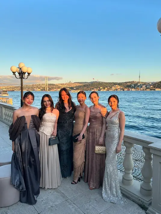 Penampilan keduanya yang begitu elegan dan memikat bisa menjadi inspirasi.   [@jscmila/@chelseaislan].