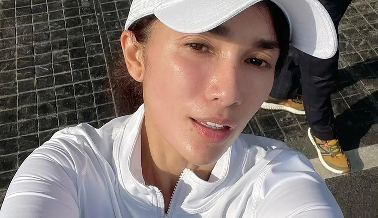 Dengan bobot tubuhnya yang ideal, Ussy kini terlihat lebih segar dan awet muda. [Foto: Instagram/ussypratama]