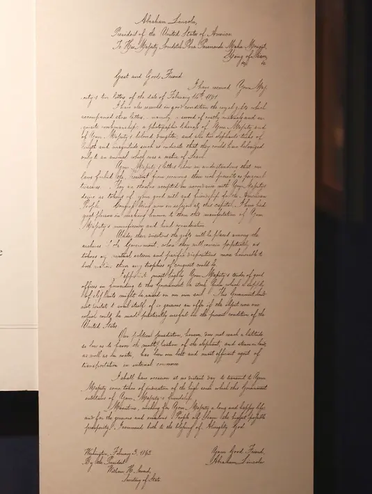 Sebuah surat yang ditulis Presiden AS Abraham Lincoln pada tahun 1862 untuk Raja Mongkut dari Thailand dipamerkan Kedutaan Besar AS di Bangkok, 22 Maret 2018. Lincoln menolak hadiah berupa sepasang gajah Thailand lewat sepucuk surat. (AP/Sakchai Lalit)