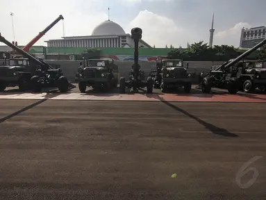 Meriam bertipe 155 mm ini berjenis Howitzer KH 179 buatan Hyundai WAI Corps Korea Selatan, Selasa (6/5/14). (Liputan6.com/Faizal Fanani)