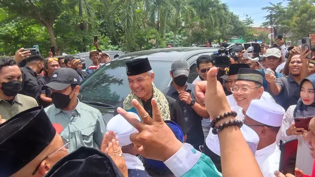 Ganjar Pranowo melakukan istighosah dan doa bersama warga di Pondok Pesantren Roudlotussolihin, Bumi Restu, Kecamatan Palas, Kabupaten Lampung Selatan, Senin (22/1/2024).