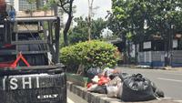 Sampah Menumpuk di Sepanjang Jalan Raya Serpong Imbas Penataan TPA Cipeucang