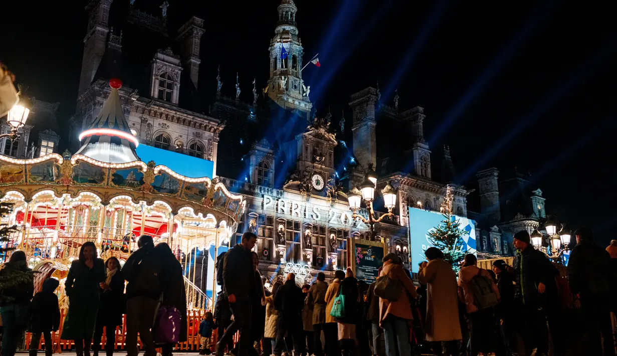 Balai kota Paris mendapatkan dekorasi baru yang terinspirasi dari Olimpiade 2024, di Paris, Selasa (28/11/2023). (Dimitar DILKOFF / AFP)