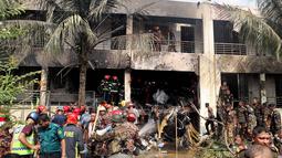 Pihak militer Bangladesh dalam pernyataan resmi mengonfirmasi bahwa insiden tersebut mengakibatkan 20 korban jiwa, termasuk pilotnya. (Abdul Goni/AFP)