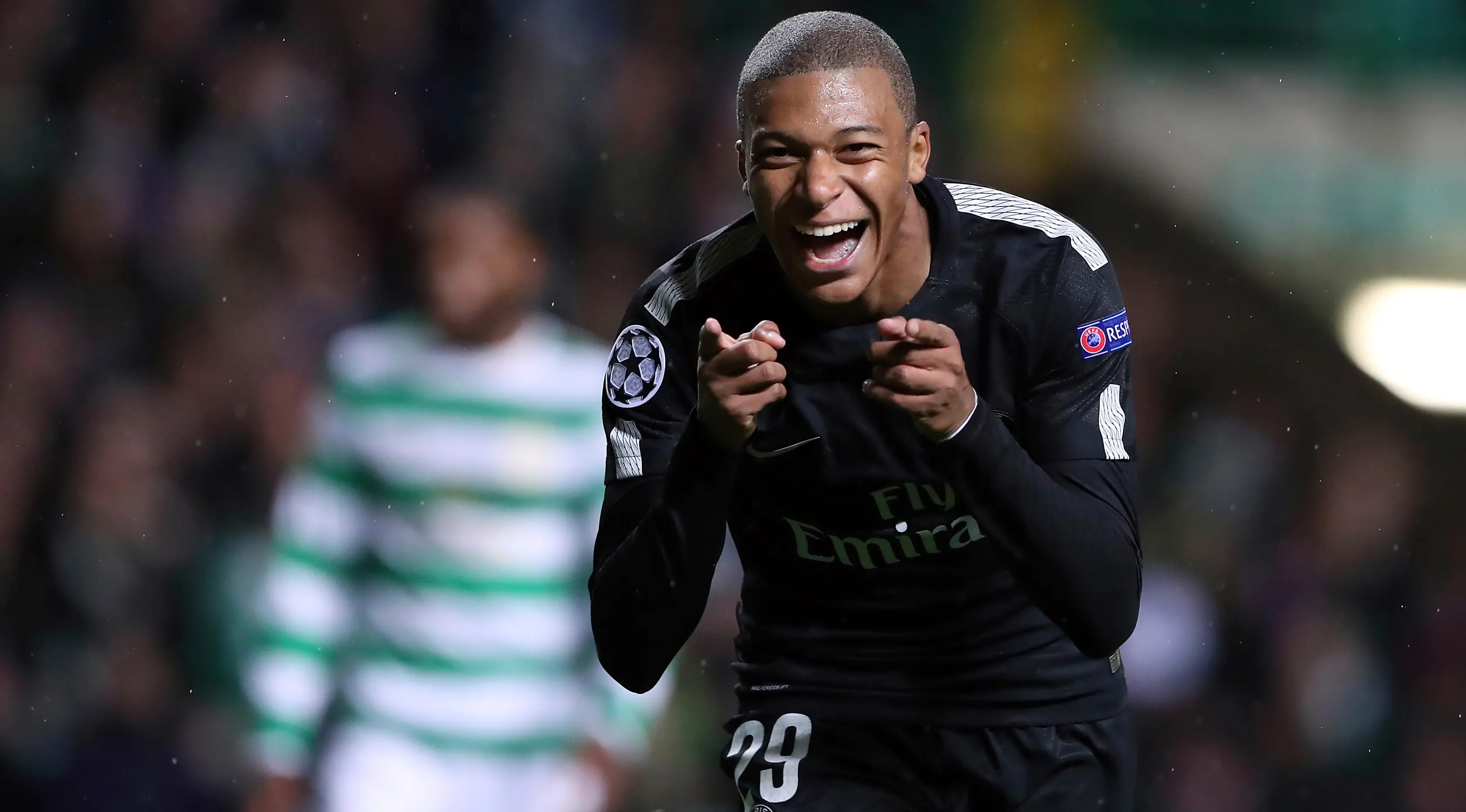 Pemain PSG, Kylian Mbappe melakukan selebrasi setelah mencetak gol ke gawang Celtic pada pertandingan perdana fase grup Liga Champions di Stadion Celtic Park, Selasa (12/9). Paris Saint-Germain pesta lima gol ke gawang Celtic. (AP Photo/Scott Heppell)