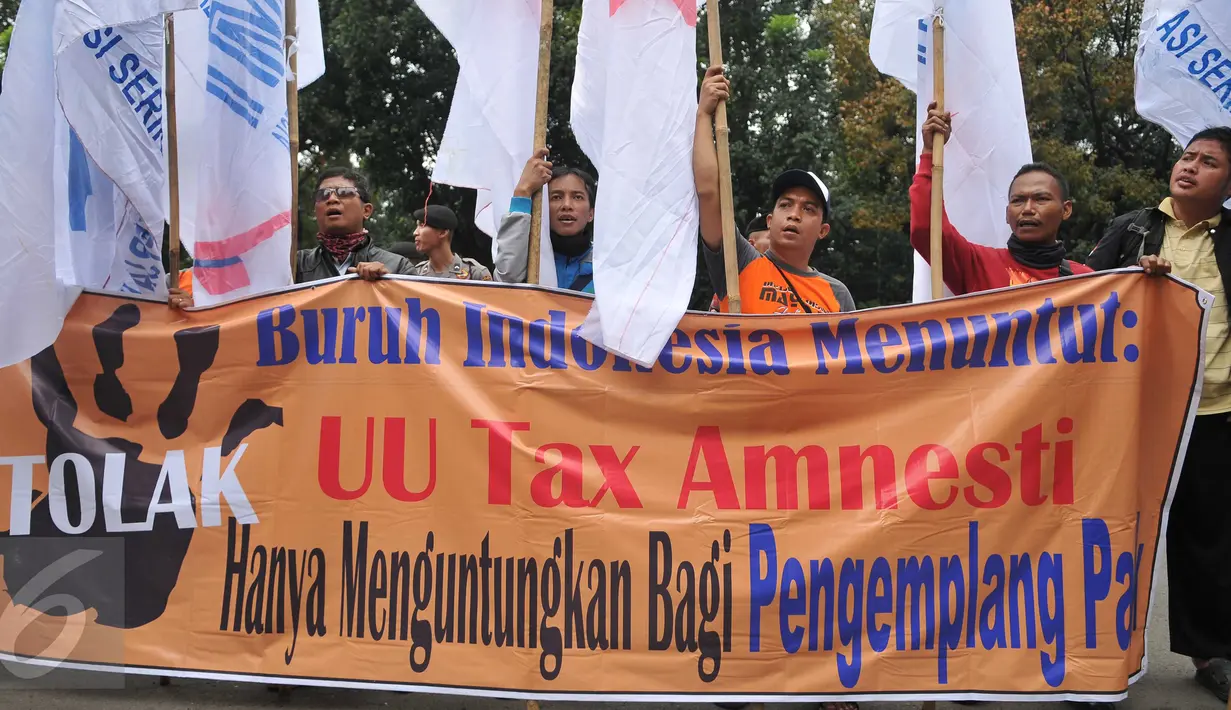 Ratusan buruh dari Konferederasi Serikat Pekerja Indonesia menggelar unjuk rasa di depan Mahkamah Konstitusi, Jakarta, Jumat (22/7). Mereka mengajukan berkas gugatan uji materi atas UU Pengampunan Pajak (Tax Amnesty). (Liputan6.com/Gempur M Surya)