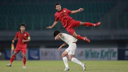 Pemain Timnas Laos U-19, Phonsack Seesavath (atas) berbenturan dengan pemain Timnas Thaliand U-19, Khakana Kamyok saat laga semifinal Piala AFF U-19 2022 yang berlangsung di Stadion Patriot Candrabhaga, Bekasi, Rabu (13/07/2022). (Bola.com/M Iqbal Ichsan)