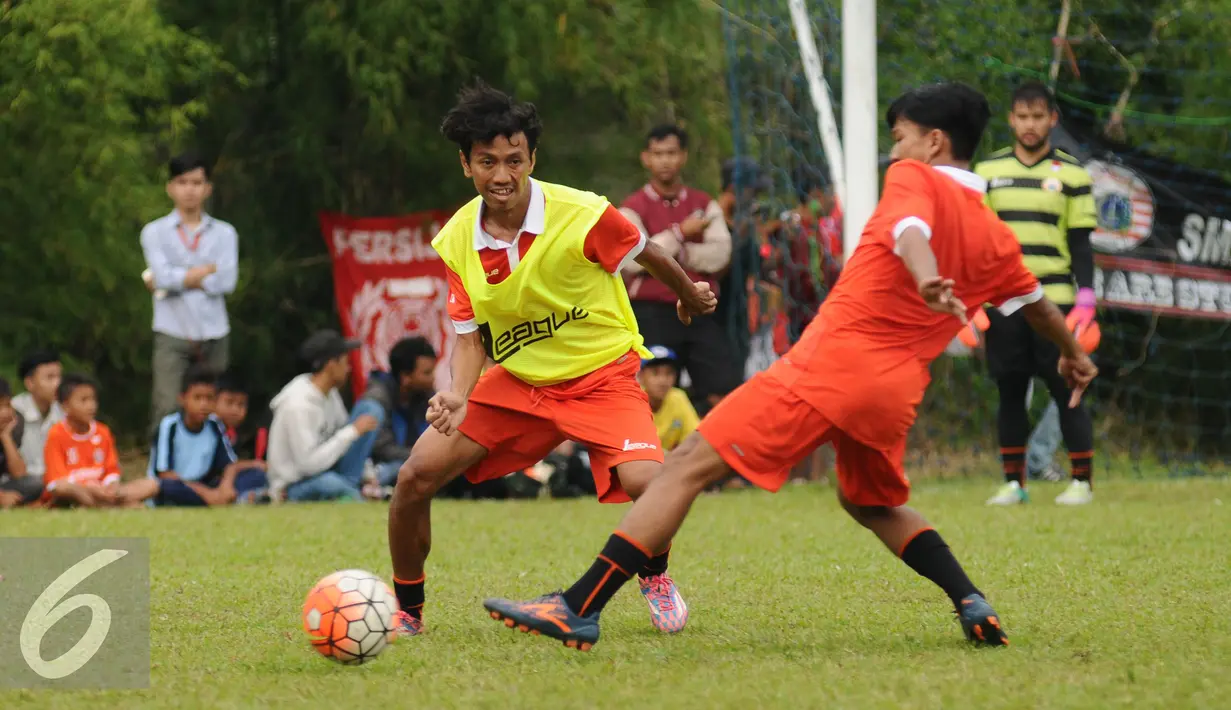 Pemain Persija, Amarzukih (kiri) mengecoh rekannya saat latihan di National Youth Training Centre, Sawangan, Depok, Selasa (24/1). Latihan ini bagian persiapan mengarungi kompetisi musim 2017. (Liputan6.com/Helmi Fithriansyah)  