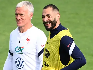 Pelatih Timnas Prancis Didier Deschamps (kiri) dan pemain Timnas Prancis Karim Benzema saat melakukan sesi latihan jelang melakukan pertandingan persahabatan melawan Timnas Wales. (Foto: AFP/Franck Fife)