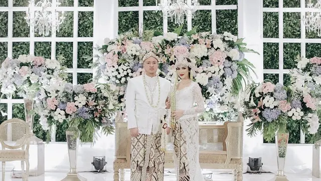 Beda Usia 14 Tahun, Ini 6 Potret Pernikahan Syahra Larez dan Denny Buana