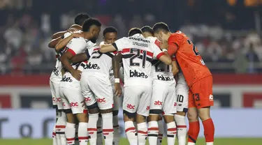 Para pemain Sao Paulo FC berdoa dengan mengenakan jersey sebagai penghormatan kepada mendiang pemain sepak bola Nacional Uruguay, Juan Manuel Izquierdo, sebelum laga Copa do Brasil menghadapi Atletico Mineiro di Sao Paulo, Brasil, pada 28 Agustus 2024. (Miguel SCHINCARIOL / AFP)