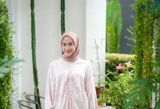 Nina Zatulini memilih kaftan pink pastel dengan motif minimalis yang memberi kesan anggun. Kaftan tersebut dipadukan dengan kulot warna putih. [@ninazatulini22]