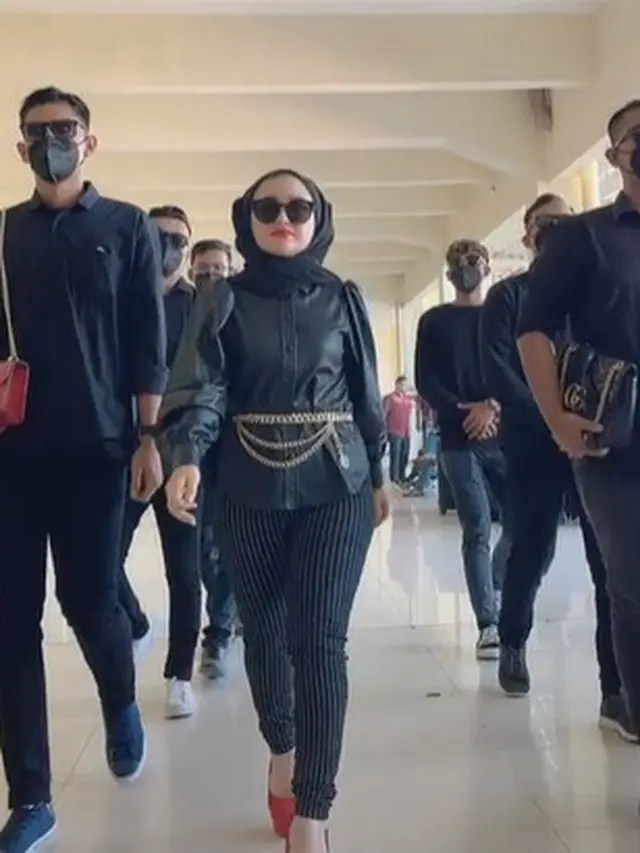 Takut Haters, Viral Wanita Ini Selalu Dilindungi 9 Bodyguard saat Pergi