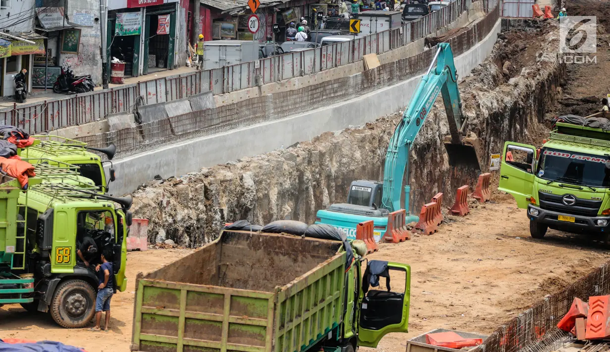 Sejumlah alat berat Ekskavator melakukan proses pengerukan pembuatan terowongan di proyek Underpass Mampang, Jakarta, Kamis (14/9). Proyek tersebut telah mencapai proses pengerukan terowongan. (Liputan6.com/Faizal Fanani)