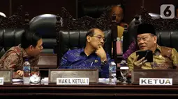 Ketua DPD La Nyalla Mahmud Mattalitti ( kanan) bersama wakil ketua DPD Nono Sampono (tengah) dan Sultan Bachtiar Najamudi (kiri) saat memimpin jalannya rapat paripurna di Gedung Nusantara, kompleks MPR/DPR, Senayan, Jakarta, Rabu (2/10/2019). (Liputan6.com/Johan Tallo)