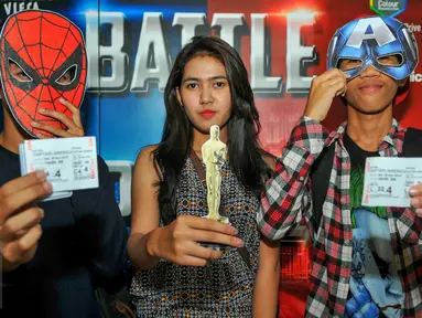 Sejumlah peserta memperlihatkan tiket CGV Blitz, Bandung, Sabtu (30/4/2016). Cinemaholic dan Panasonic menggelar nonton bareng film Captain America Battle of Superhero. (Liputan6.com/Yoppy Renato)