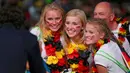 Sejumlah suporter wanita Jerman berfoto bersama sebelum pembukaan Olimpiade 2016 di Rio de Janeiro, Brasil, (6/8). Pembukaan olimpiade 2016 ini menyambut 10.500 atlet lebih dari 200 negara di seluruh dunia. (REUTERS/Mike Blake)