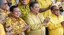 Ketua Dewan Pembina Golkar, Abu Rizal Bakrie (kanan) juga terlihat dalam penyambutan kedatangan Prabowo Subianto. (Liputan6.com/Faizal Fanani)