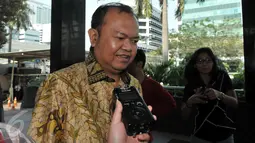 Mantan Sekjen Partai Nasdem, Patrice Rio Capella saat dimintai keterangan di Gedung KPK, Jakarta, Jumat (16/10). Rio akan diperiksa sebagai saksi kasus dugaan suap penanganan perkara Bansos Provinsi Sumut. (Liputan6.com/Helmi Afandi)