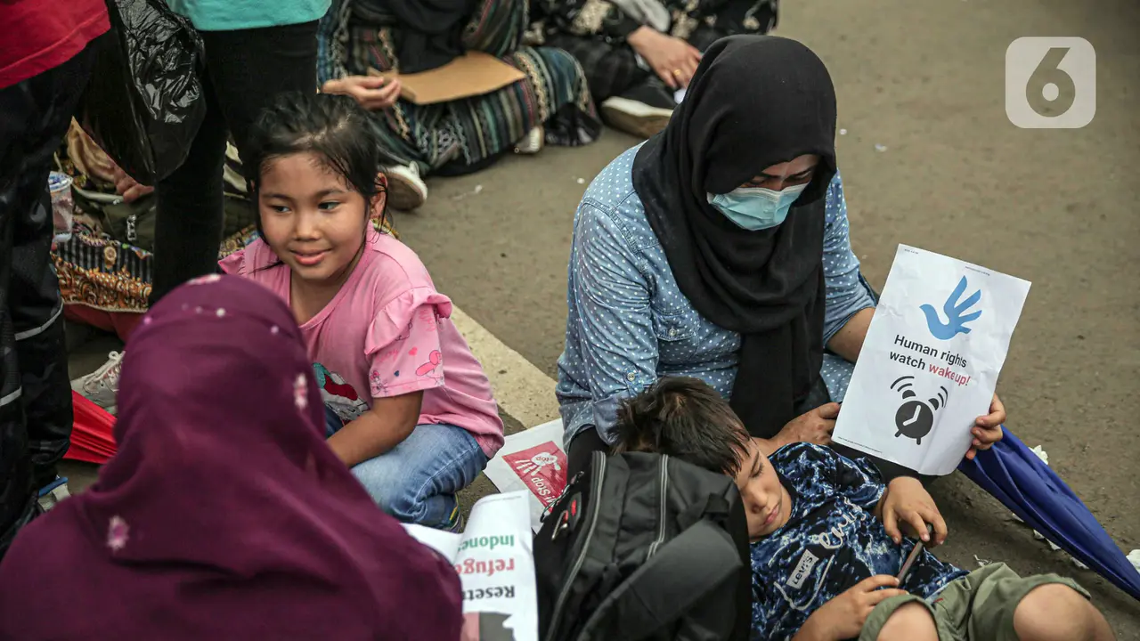FOTO: Pengungsi Afghanistan Unjuk Rasa di Depan Kantor UNHCR