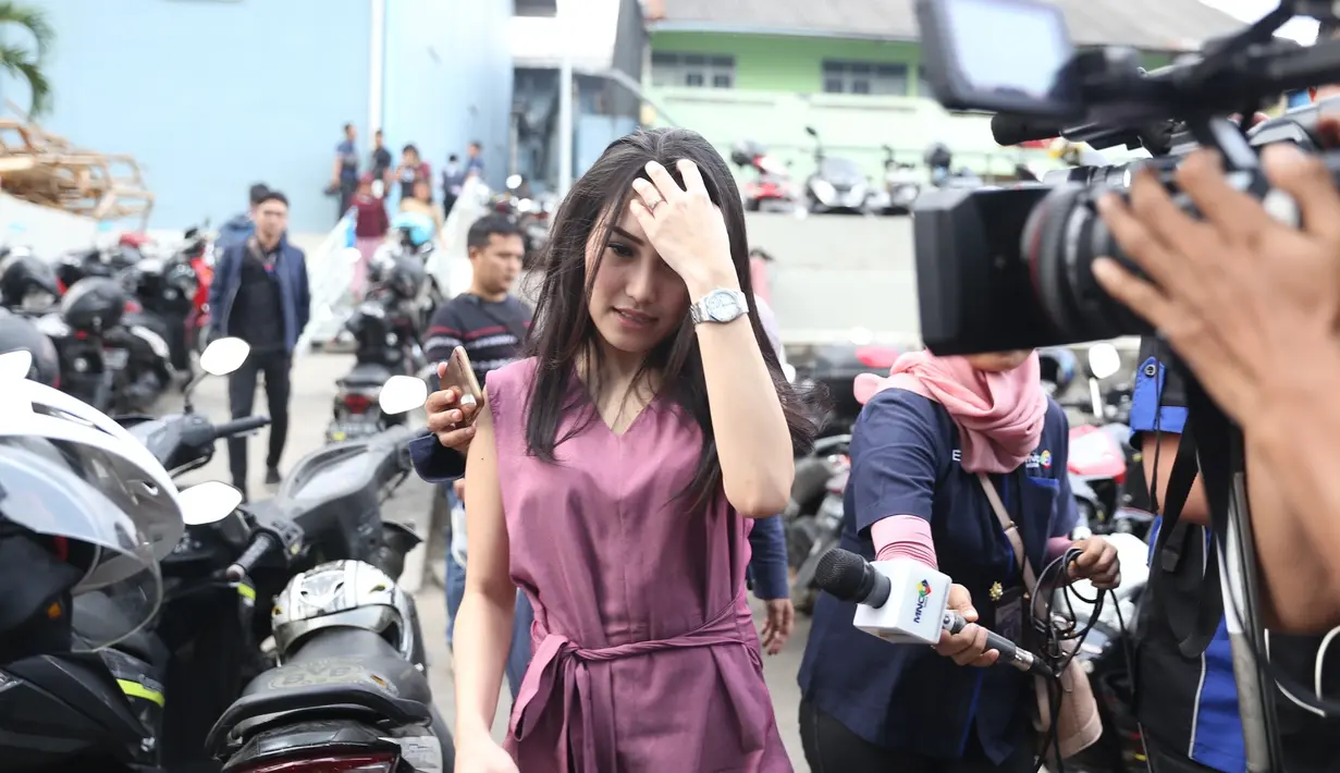 Kerap tampil simpel dengan jampsuit warna ungu, membuat dirinya nampak terlihat simpel namun tetap modis. Apalagi ditambah dengan rambut yang dibiarkan terurai, membuat tampilannya makin simpel. (Liputan6.com/IG/ayutingting92)