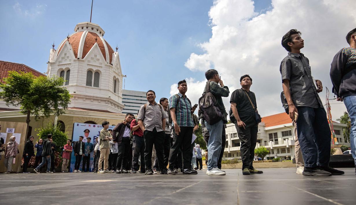 Sementara, tingkat Pengangguran Terbuka (TPT) pada tahun 2026 juga diproyeksikan menurun ke kisaran 4,44 hingga 4,96 persen. Tampak dalam foto, para pencari kerja mengantre untuk mendaftar di salah satu event bursa kerja, Surabaya, Jawa Timur pada Selasa 7 April 2026. (JUNI KRISWANTO/AFP)