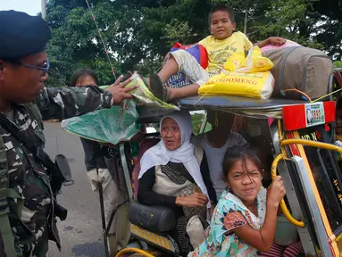 Warga yang mengungsi dari kota Marawi diperiksa tentara di kota Bal-oi, Filipina selatan (26/5). Sebelumnya, aksi kekerasan meletus di Marawi setelah sebuah serangan kelompok militan berhasil digagalkan oleh pasukan keamanan. (AP Photo / Bullit Marquez)