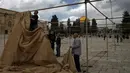 Tak hanya membersihkan lantai Kompleks Masjid Al Aqsa, para relawan juga membangun terpal-terpal untuk persiapan Ramadan nanti. (AP Photo/Mahmoud Illean)