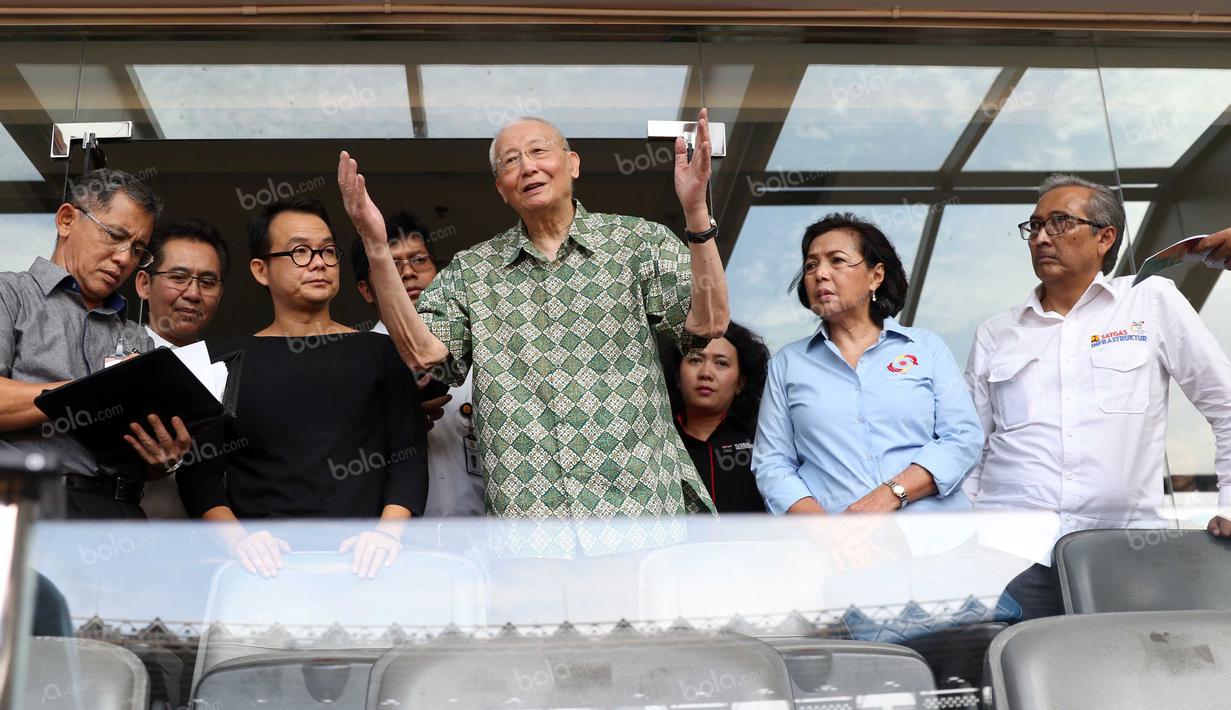 Vice Presiden Olympic Council of Asia (OCA), Wie Jizhong, memberikan komentar tentang kondisi Stadion Utama Gelora Bung Karno, Jakarta, Rabu (13/4/2016). (Bola.com/Nicklas Hanoatubun)