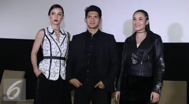 Ki-ka: Julie Estelle, Iko Uwais dan Chelsea Islan saat menghadiri acara press screening dan jumpa press film Headshot di kawasan Senayan, Jakarta, Kamis (1/12). Film Headshot akan ditayangkan serentak pada 8 Des 2016. (Liputan6.com/Herman Zakharia)