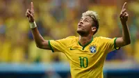 Bintang Brasil Neymar merayakan golnya dengan selebrasi menatap langit saat Brasil bertemu Kamerun, Mane Garrincha National Stadium, Brasilia (14/06/2014) (AFP PHOTO/PEDRO UGARTE)