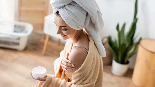 Ilustrasi perempuan menggunakan body lotion