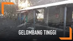 Gelombang tinggi menerjang kawasan wisata Pantai Trisik, Kulon Progo. Sejumlah warung dan fasilitas umum rusak dihantam gelombang setinggi 4-6 meter itu.