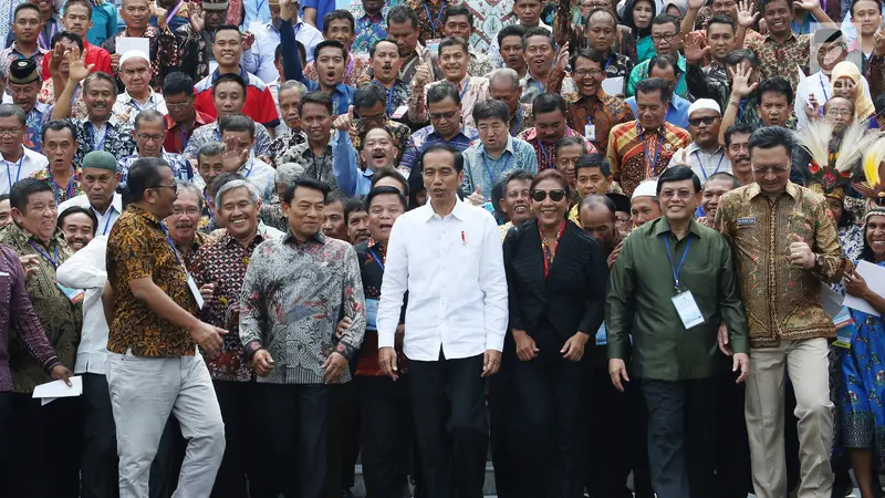 Terima Perwakilan Nelayan, Begini Gaya Jokowi Saat Berfoto Bersama