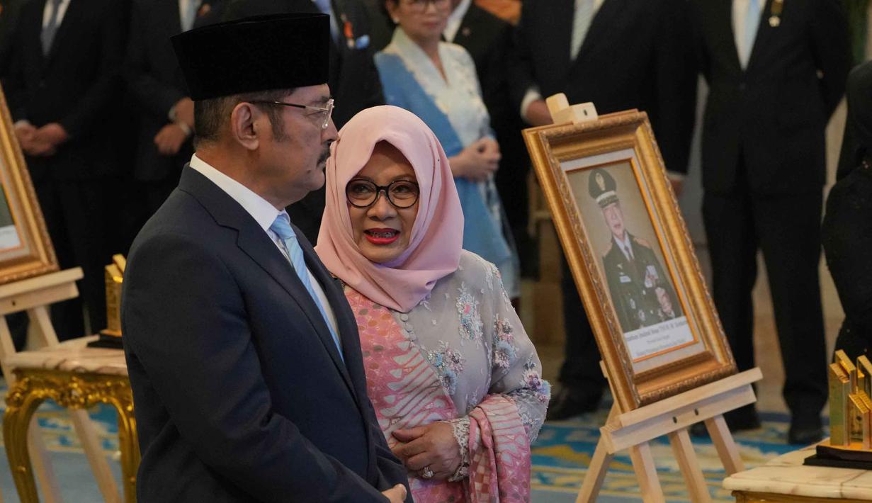 Presiden ke-2 RI, Soeharto menjadi satu dari 10 tokoh yang diberikan gelar pahlawan nasional di Istana Negara, Jakarta, Senin (10/11/2025). Tampak dalam foto, Putri sulung mendiang Presiden ke-2 RI, Suharto, Siti Hardiyanti Rukmana berunding dengan kakaknya Bambang Trihatmojo saat upacara pemberian gelar pahlawan nasional kepada sepuluh tokoh di Istana Negara di Jakarta, Senin 10 November 2025. (AP Photo/Achmad Ibrahim)