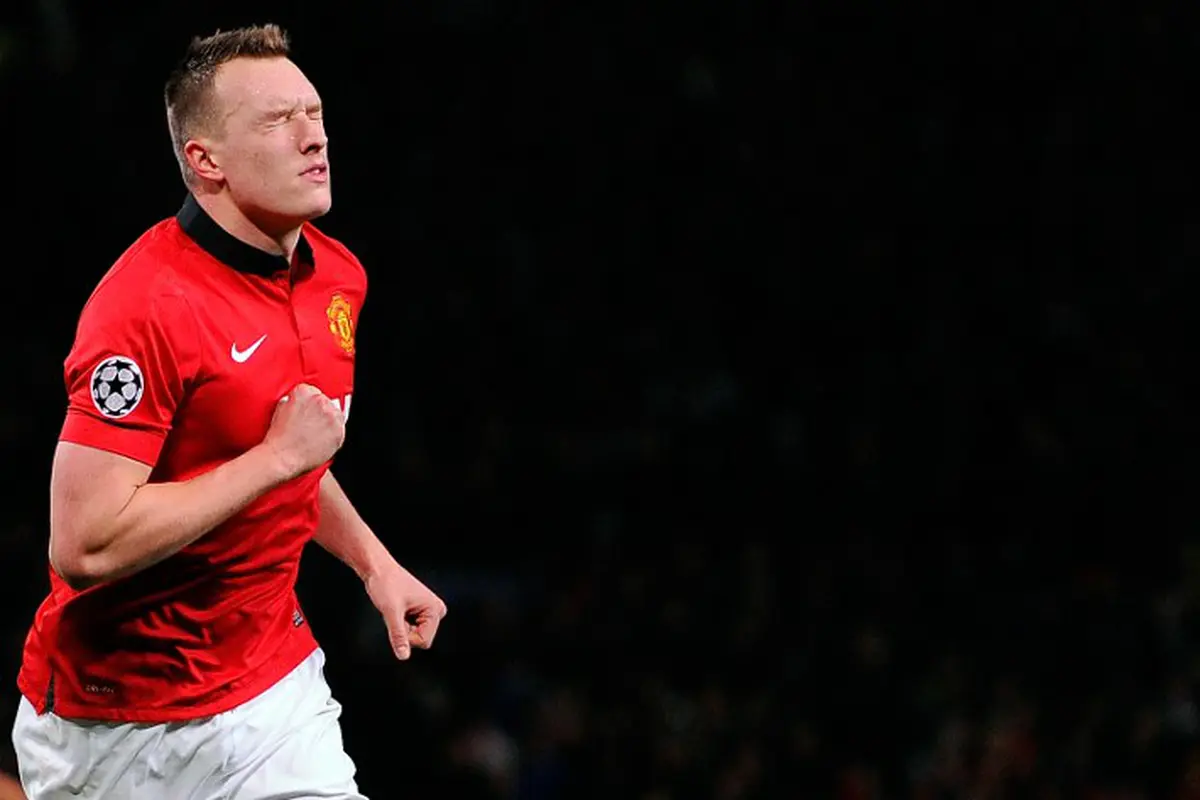 Phil Jones rayakan gol