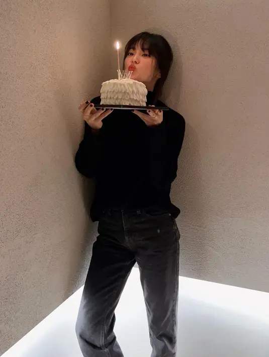 <p>Berbeda dengan Hailey, Song Hye Kyo tampil manis dan sederhana dengan nuansa hitam. Ia menggunakan turtle neck warna hitam dan jeans yang terlihat nyaman digunakan. [Instagram/kyo1122]</p>