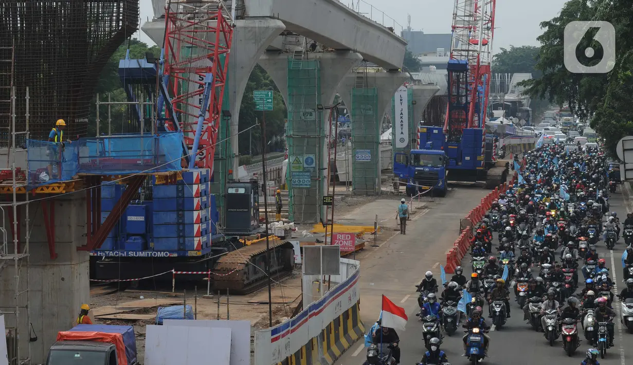 Konvoi ratusan buruh dalam memperingati May Day atau peringatan Hari Buruh Internasional pada 1 Mei 2024 dari Kawasan Industri Pulogadung menuju Istana Merdeka, Jakarta, Rabu (1/5/2024). (merdeka.com/Imam Buhori)