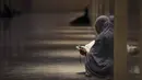 Itikaf merupakan kesempatan untuk memfokuskan hati dan jiwa hanya kepada Allah, serta memutus sementara hal-hal yang bersifat duniawi. Tampak dalam foto, umat Muslim dari berbagai wilayah Jakarta dan sekitarnya saat melakukan Itikaf pada malam ke-21 Ramadan di Mesjid Istiqlal, Jakarta, Selasa (10/3/2026). (Kapanlagi.com/Budy Santoso)