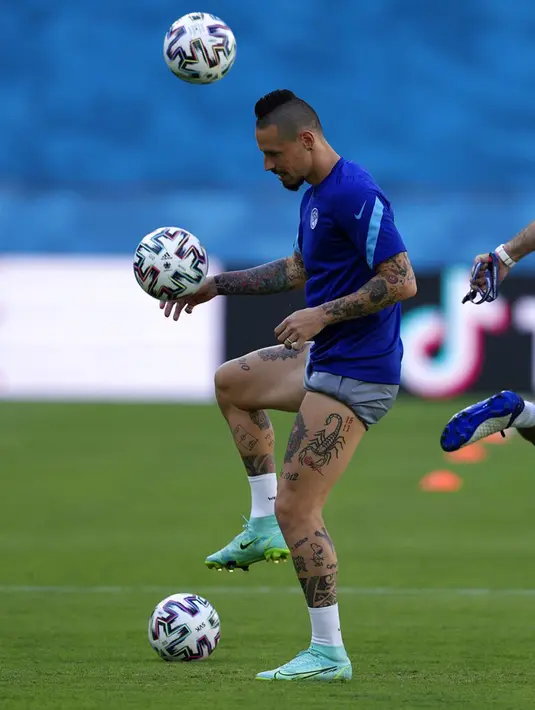 Pemain Slovakia Marek Hamsik memainkan bola saat sesi latihan di Stadion La Cartuja, Seville, Spanyol, Selasa (22/6/2021). Slovakia akan menghadapi Spanyol pada pertandingan Grup E Euro 2020, Rabu 23 Juni 2021. (AP Photo/Thanassis Stavrakis)
