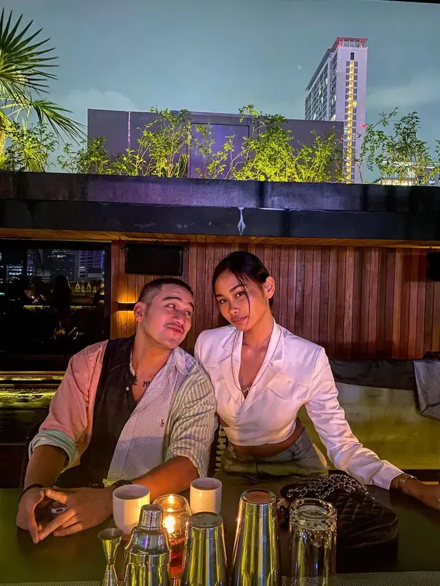 Momen Mesra Mario Lawalata dan Sarah Tumiwa, Bikin Iri Warganet. (Sumber: Instagram/sarahtumiwa dan Instagram/lawalata13)