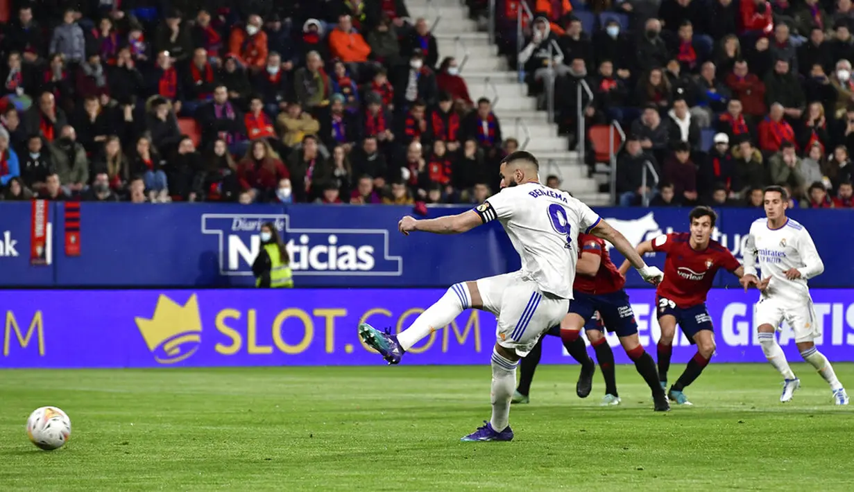 Pemain Real Madrid Karim Benzema melakukan tendangan penalti yang diselamatkan oleh kiper Osasuna Sergio Herrera pada pertandingan sepak bola La Liga Spanyol di Stadion El Sadar, Pamplona, Spanyol, 20 April 2022. Real Madrid menang 3-1. (AP Photo/Alvaro Barrientos)