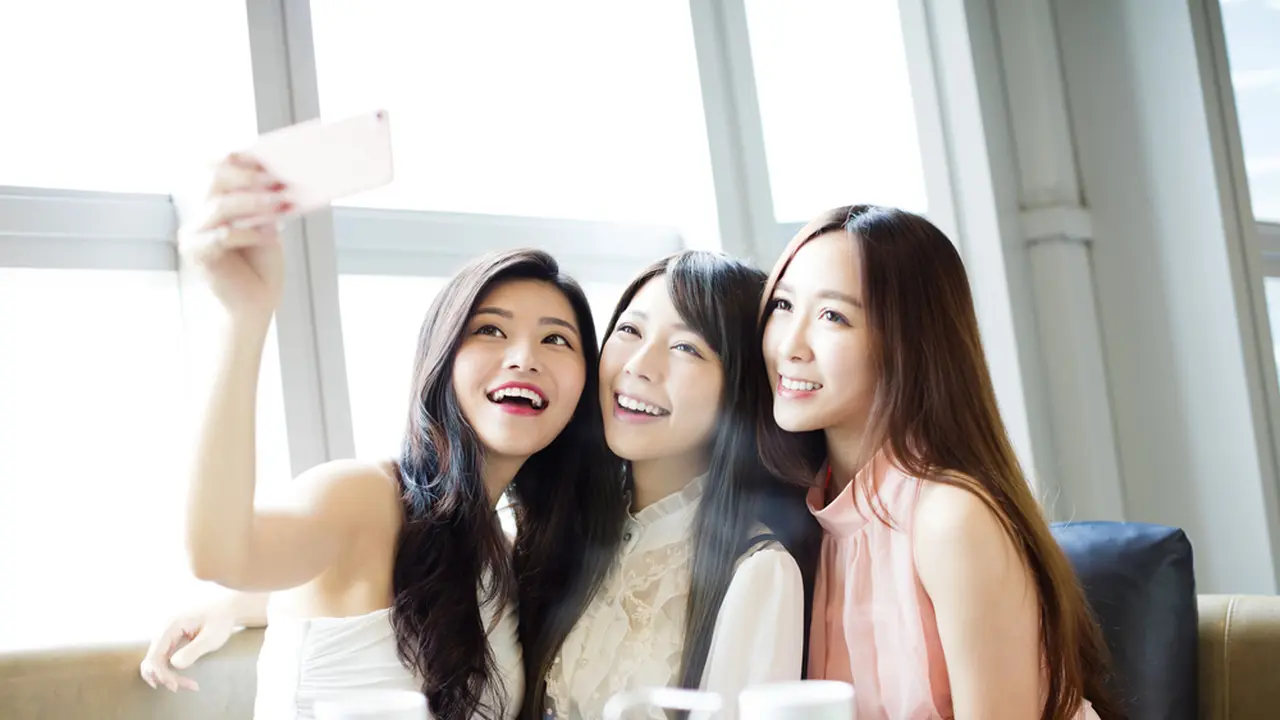 Essence Wondermis untuk Glowing Skin di Momen Spesial, Teksturnya Ringan dengan Hasil Dewy Alami