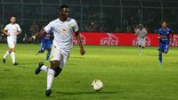 Amido Balde, striker Persebaya, saat melawan Arema dalam laga leg kedua final Piala Presiden 2019 di Stadion Kanjuruhan, Kabupaten Malang (12/4/2019). (Bola.com/Aditya Wany)