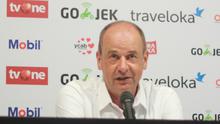 Pelatih Bali United FC, Hans Peter Schaller mengeluhkan perilaku pemain Persipura Jayapura yang gampang cedera. (Bola.com/Muhammad Qomarudin)