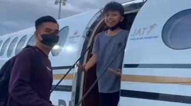 Terekam kamera nampak Farel Prayoga naik pesawat Jet Pribadi untuk memenuhi undangan manggung di Kalimantan. (Istimewa)