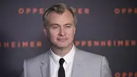 Sutradara film AS-Inggris Christopher Nolan berpose saat kedatangannya untuk "Premiere" film "Oppenheimer" di bioskop Grand Rex di Paris pada 11 Juli 2023.(Dok: JULIEN DE ROSA / AFP)