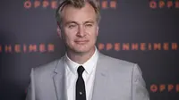 Sutradara film AS-Inggris Christopher Nolan berpose saat kedatangannya untuk "Premiere" film "Oppenheimer" di bioskop Grand Rex di Paris pada 11 Juli 2023.(Dok: JULIEN DE ROSA / AFP)